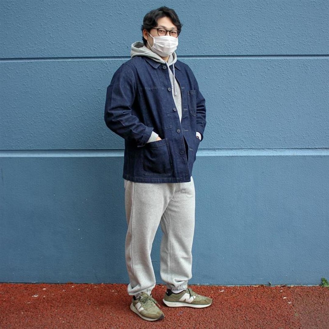 スウェットのセットアップにデニムのカバーオールを着た正面の写真