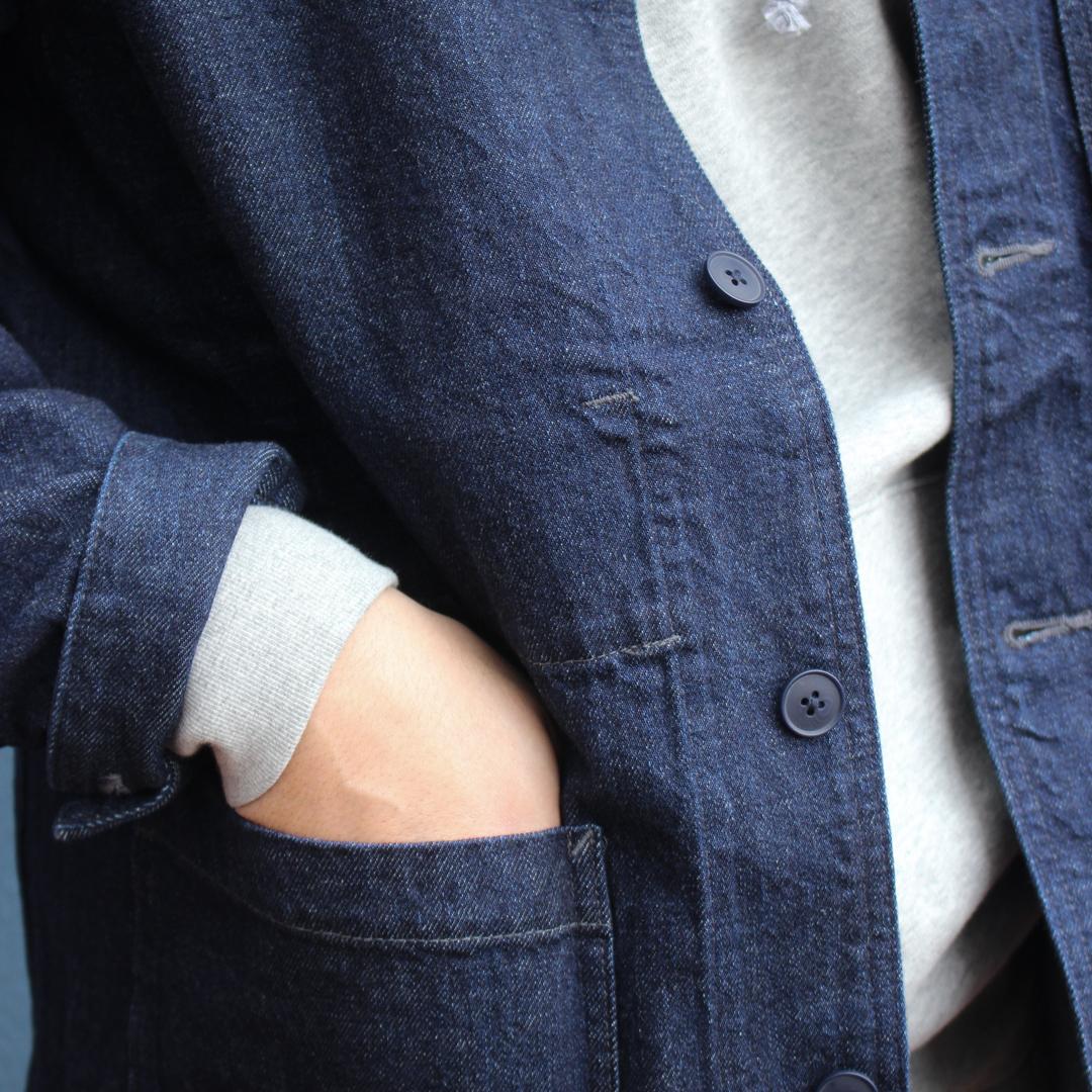 デニムのカバーオールに近づいて素材感を撮った写真