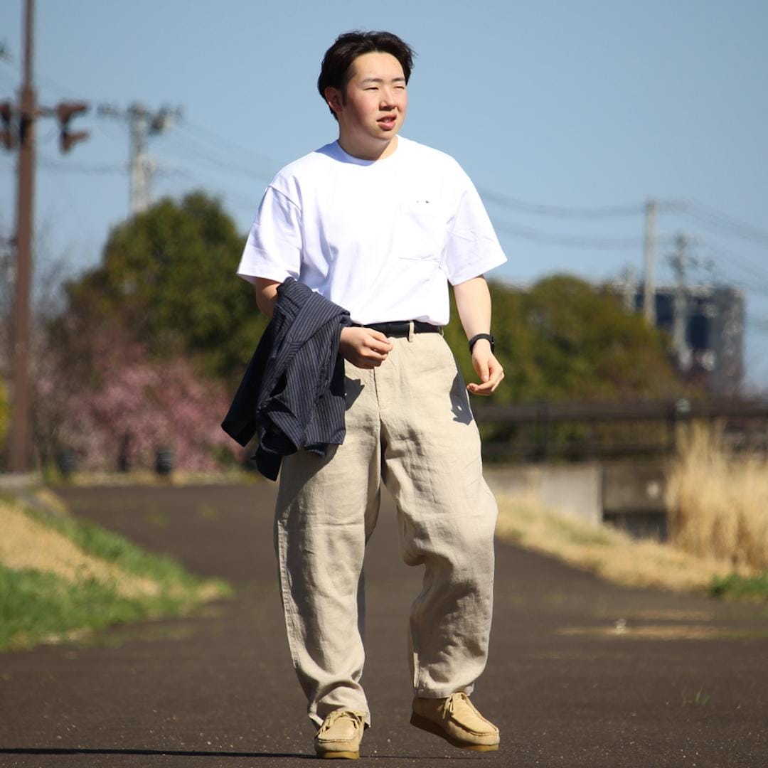 シャツを脱いで腕に持っている写真です