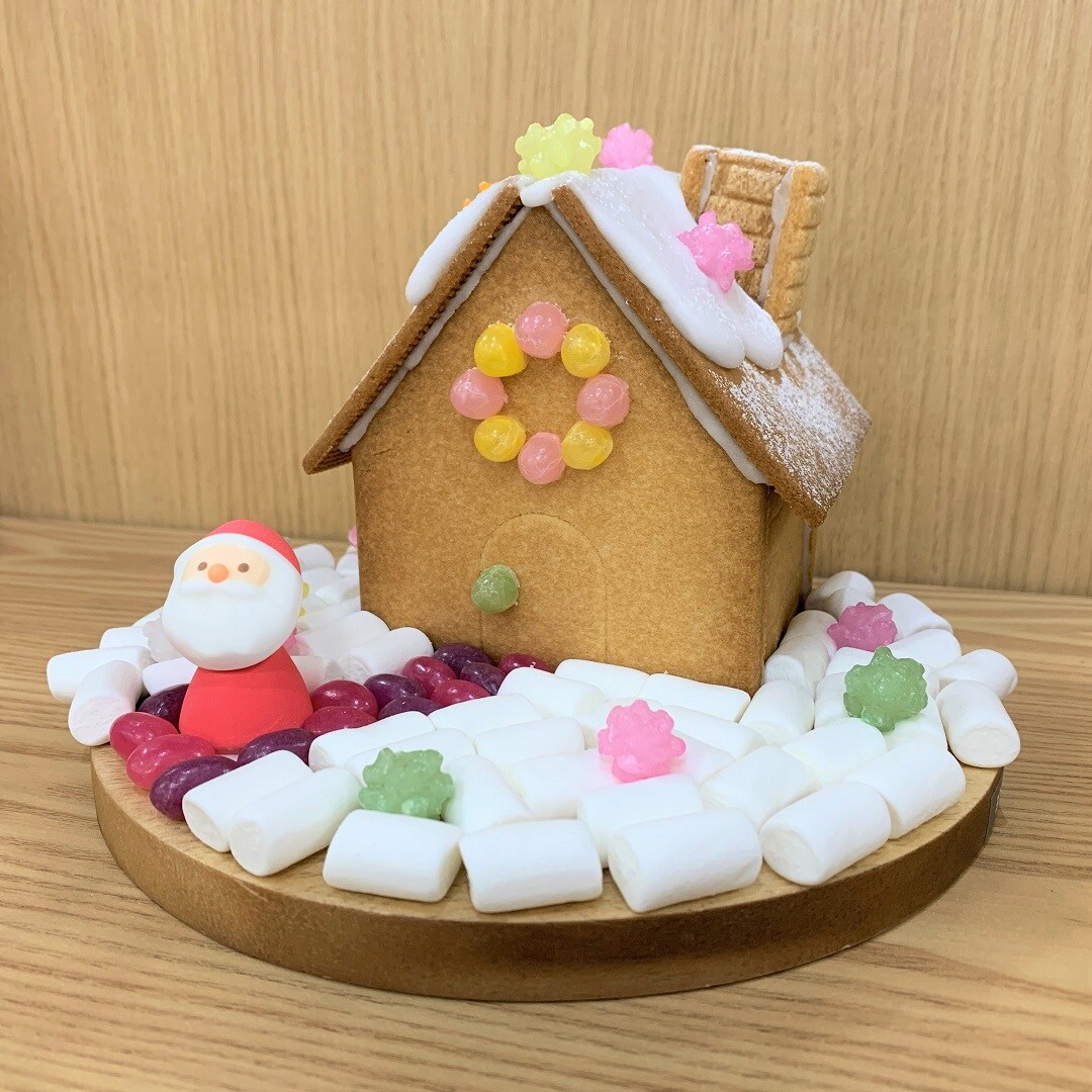 組み立てるヘクセンハウス