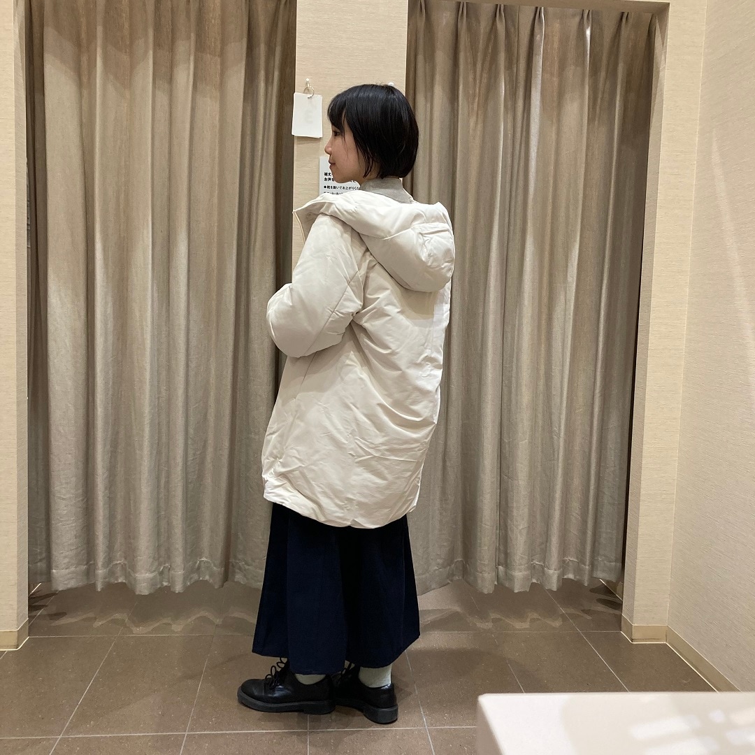 後ろ向きのダウンの着用写真