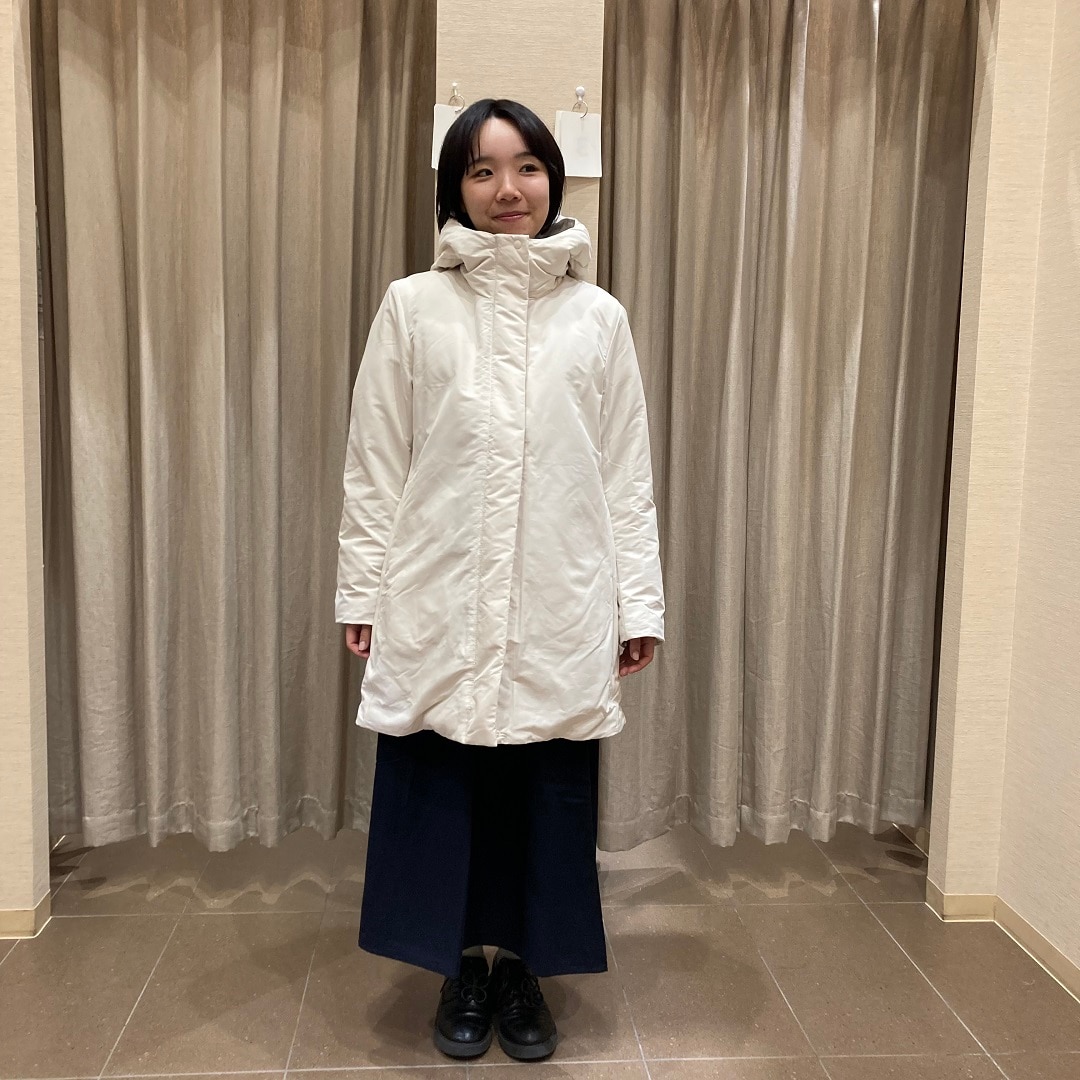 チャックを閉めたダウンの着用写真