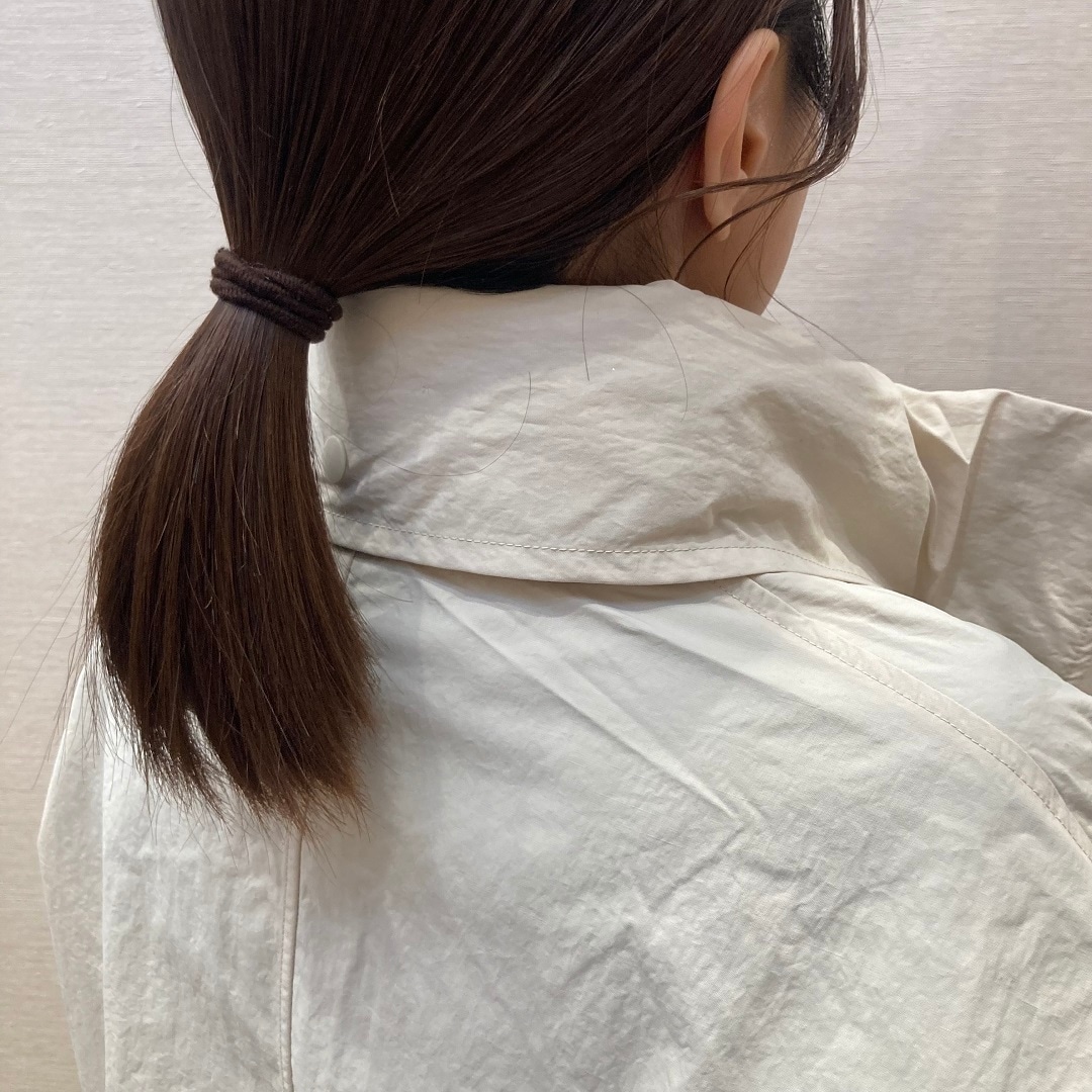 ロングコートのフードをたたんだ写真