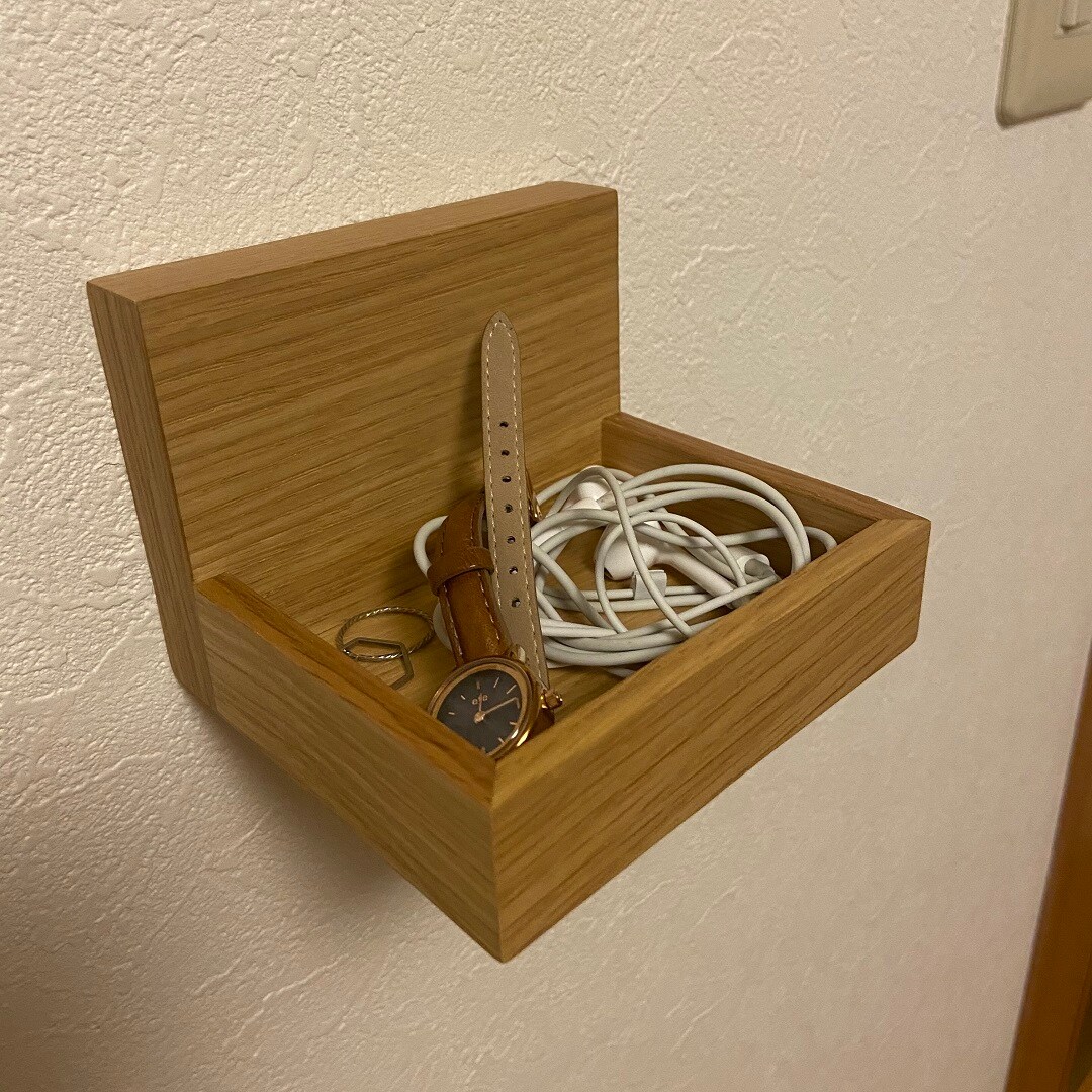 小物入れ壁に付けられる家具トレー