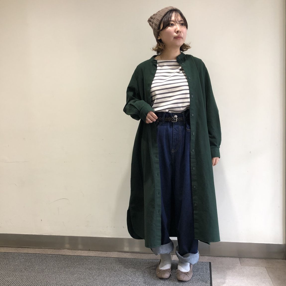 ワンピースを着た女性スタッフの写真