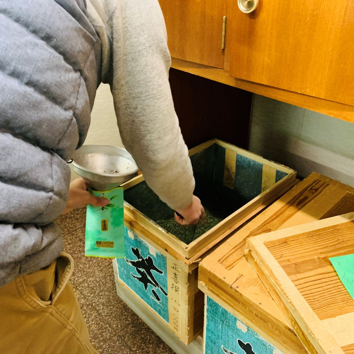 店内　茶箱3