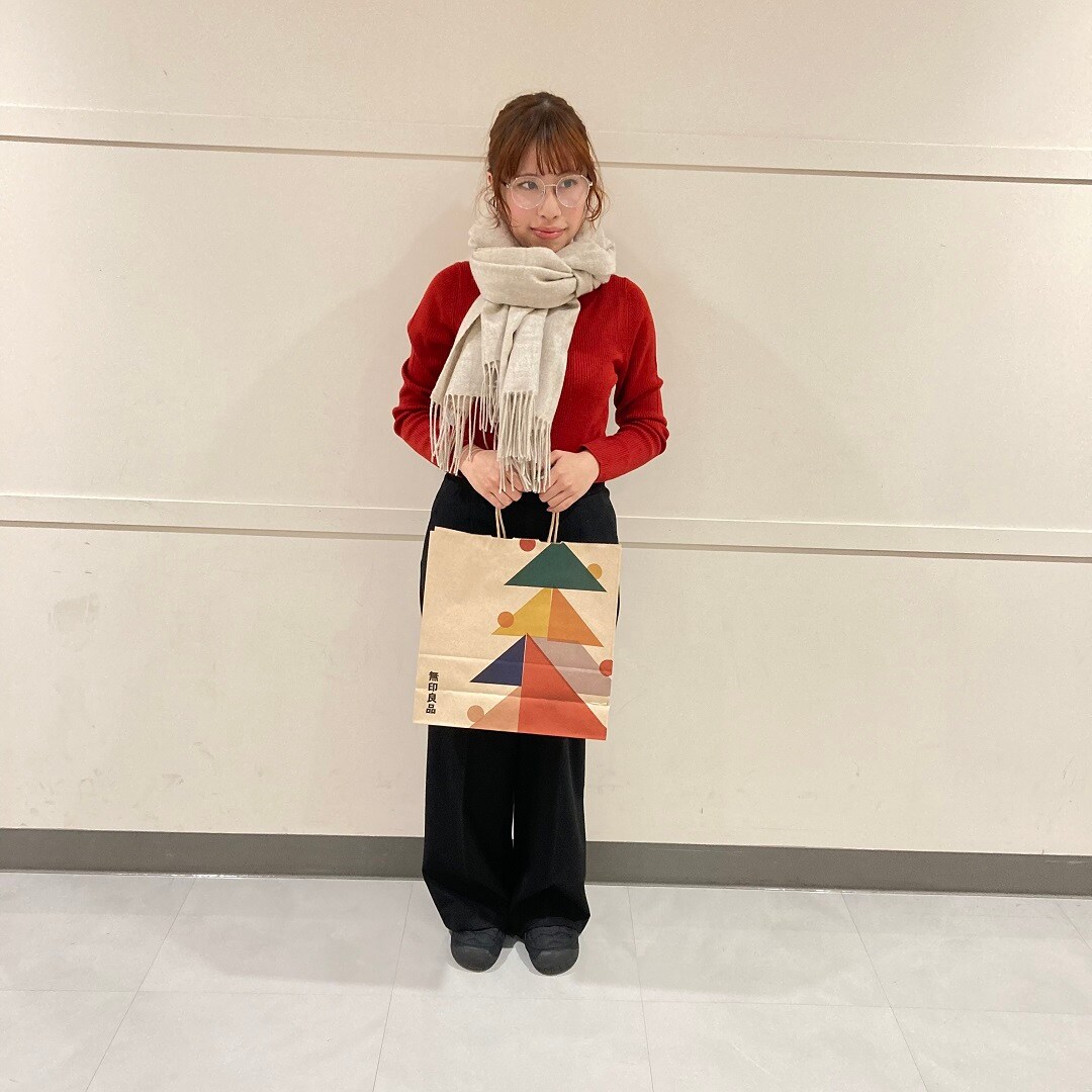 女性が立っている写真