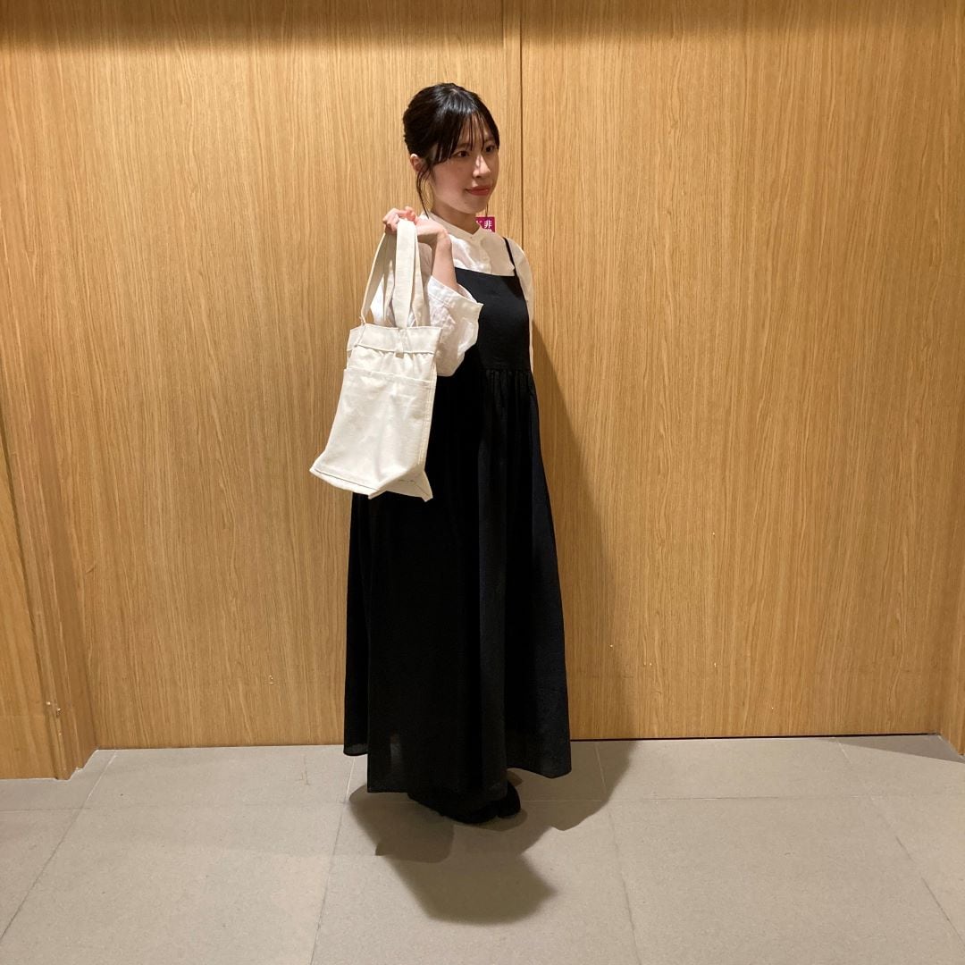 女性スタッフワンピース着用画像２