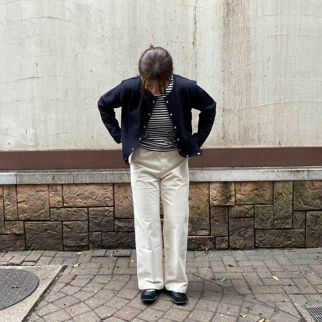 女性スタッフコーデュロイパンツ着用画像②