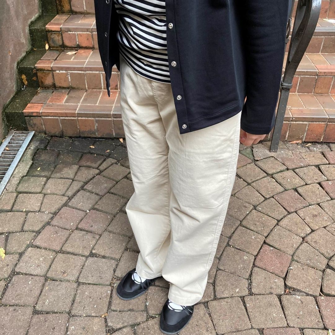 女性スタッフコーデュロイパンツ着用画像④