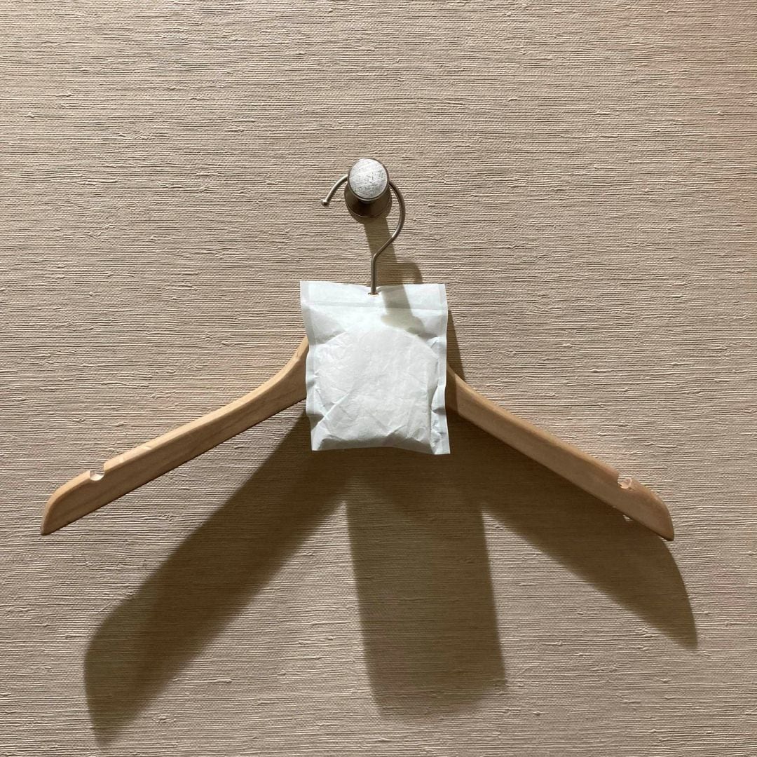 除湿剤ハンガーにかけている画像
