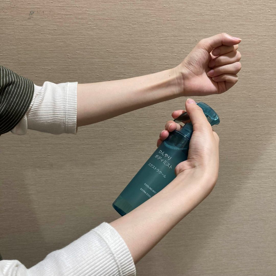 ひんやりボディミスト腕にかけている画像