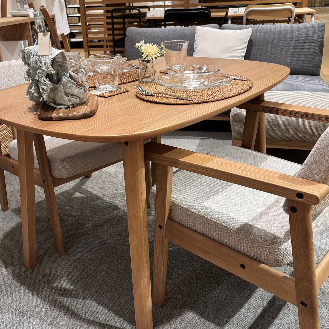 木製テーブル、チェア