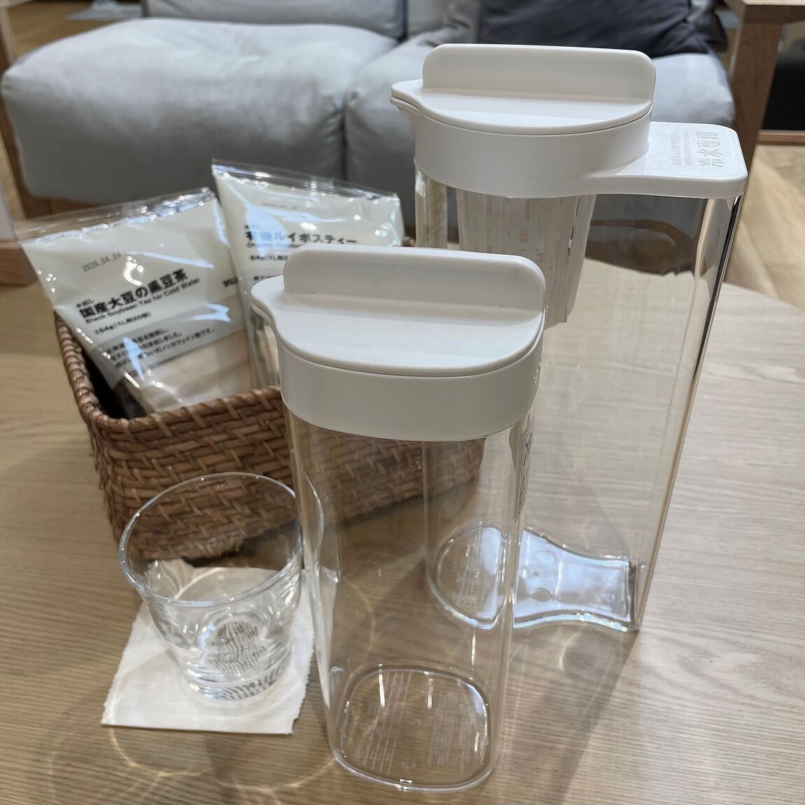 横置きできるストレーナー付き冷水筒