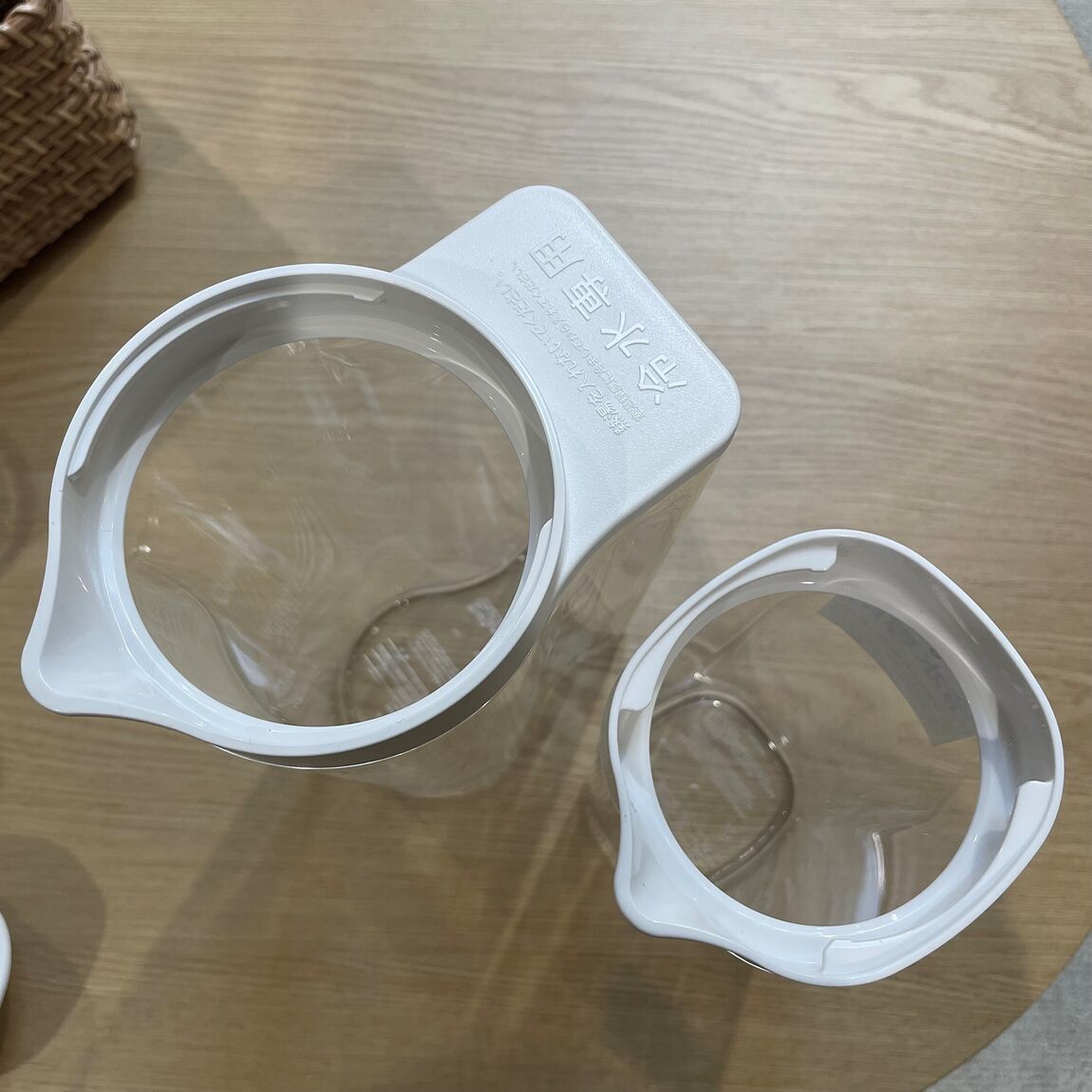 横置きできるストレーナー付き冷水筒