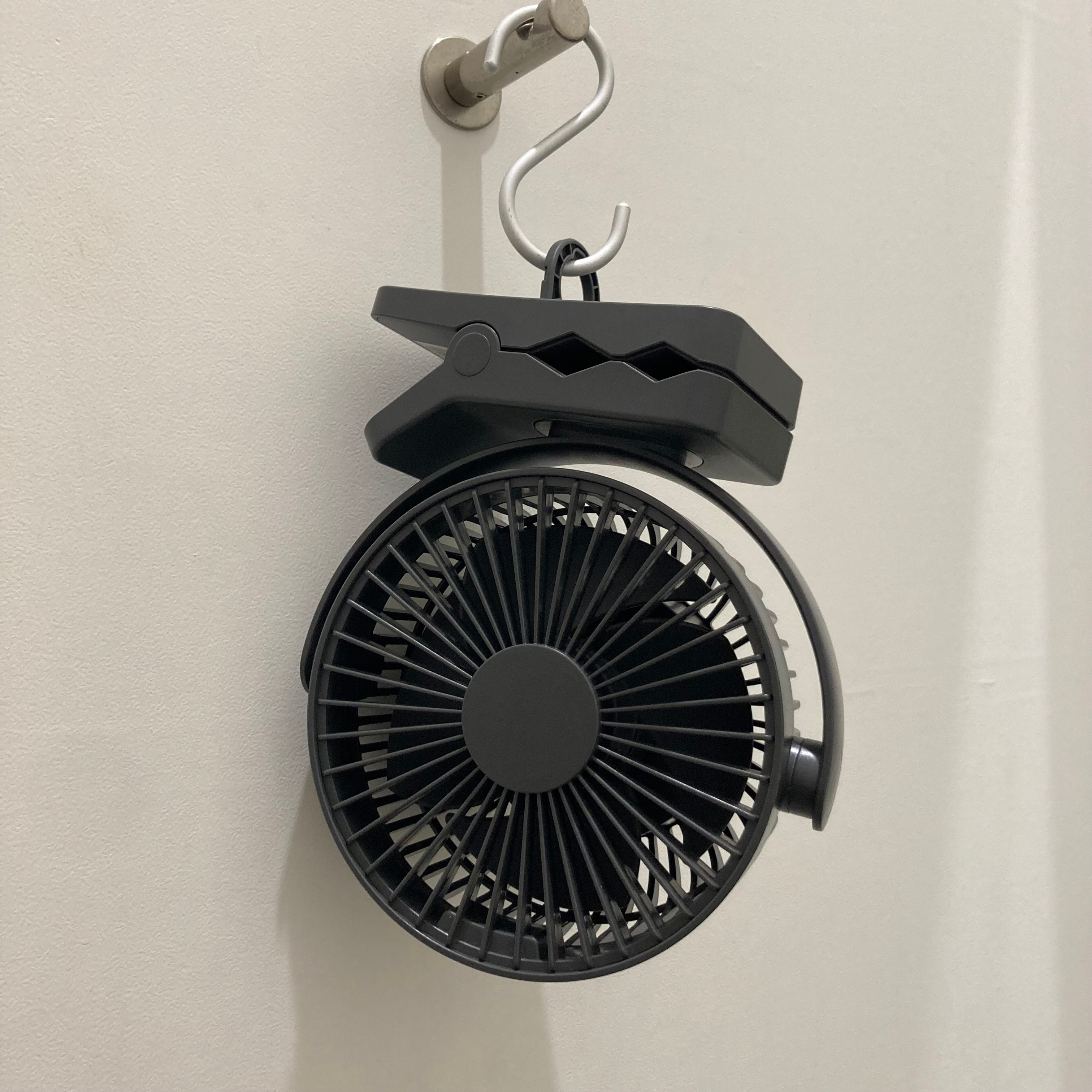 充電式クリップファンの吊るして使用している写真