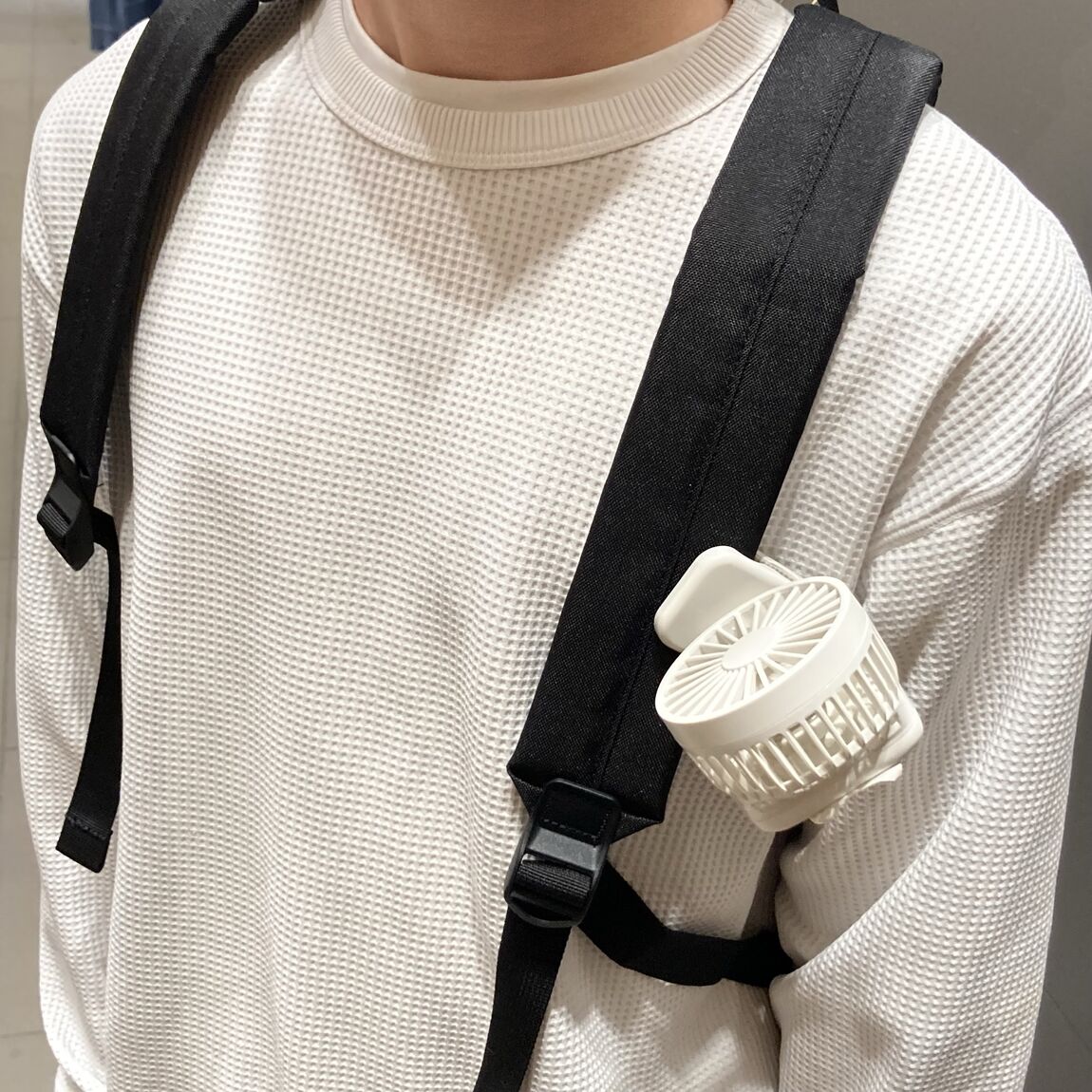 充電式クリップファン（ミニ）のリュックに挟んている写真