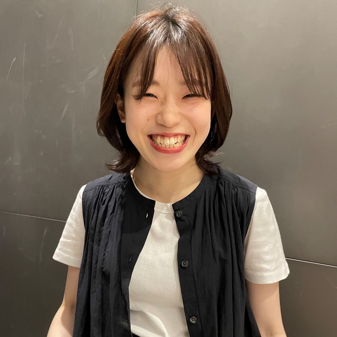 女性の笑顔の写真