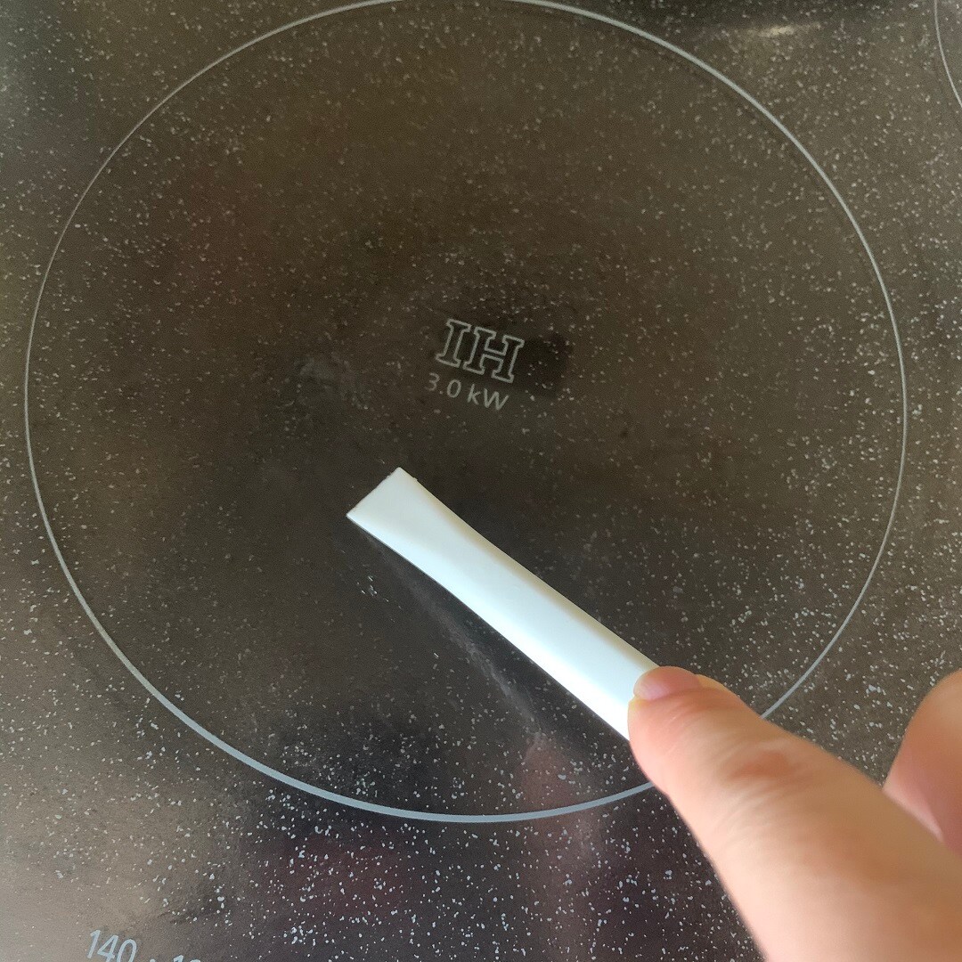 ●（写真⑤ヘラで掃除）