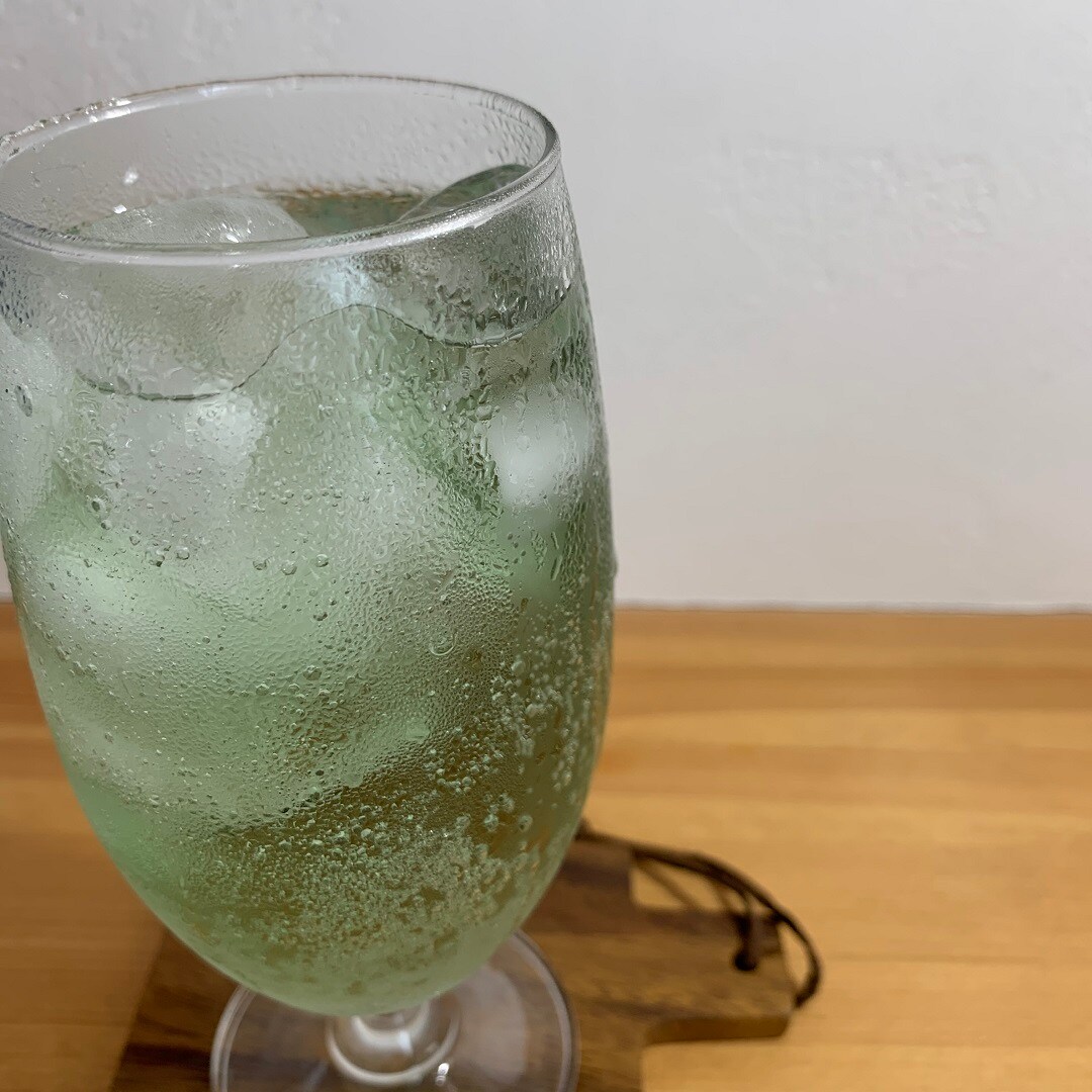 メロンソーダがグラスに入りました。