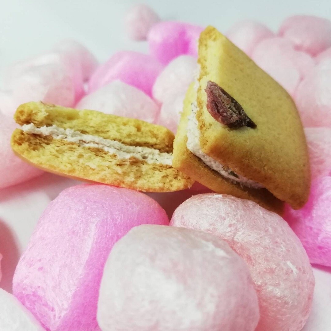 割ったさくらクリームサンド
