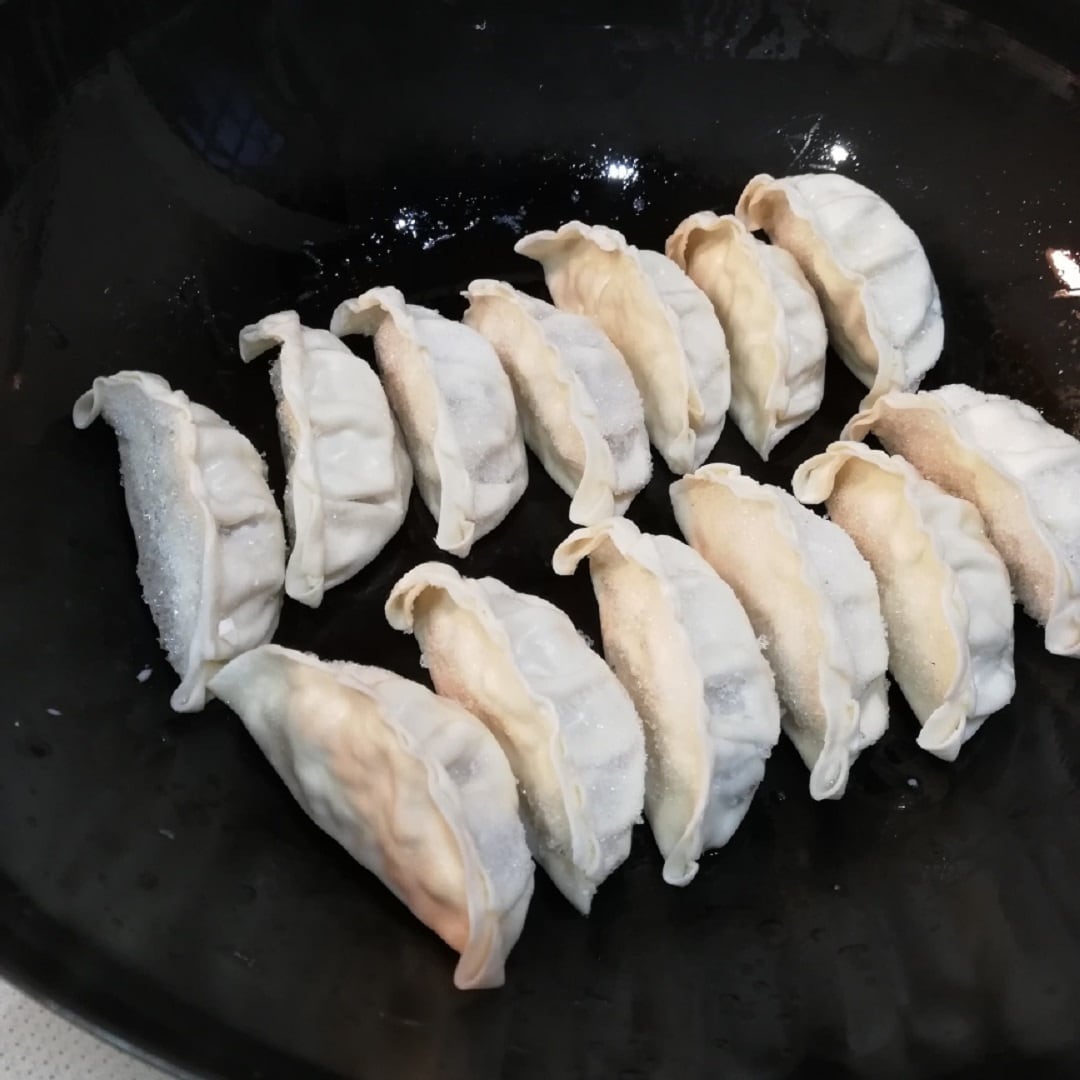 冷凍餃子フライパンへ
