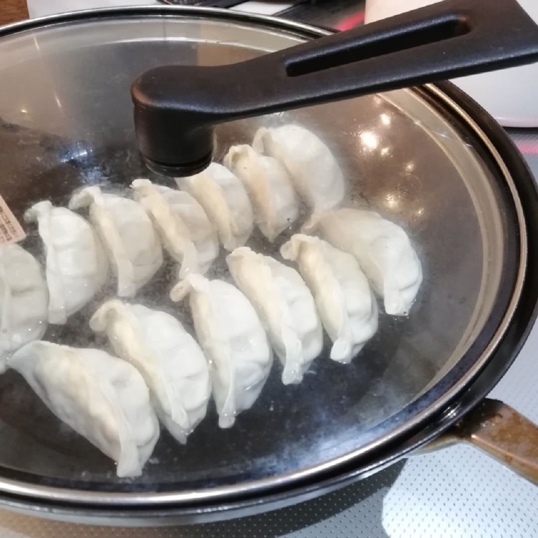 餃子フライパンのフタ閉める