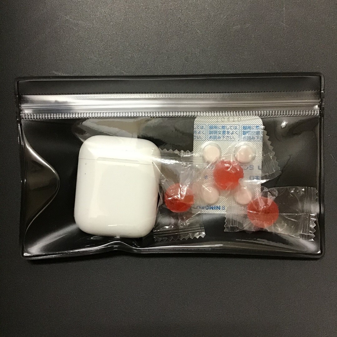 片面クリアケースにイヤホン等を収納