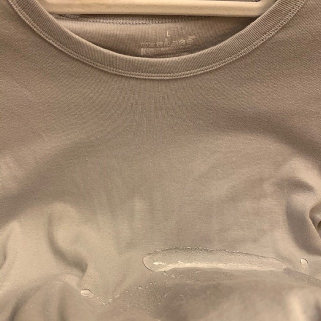 水を弾いているTシャツの様子