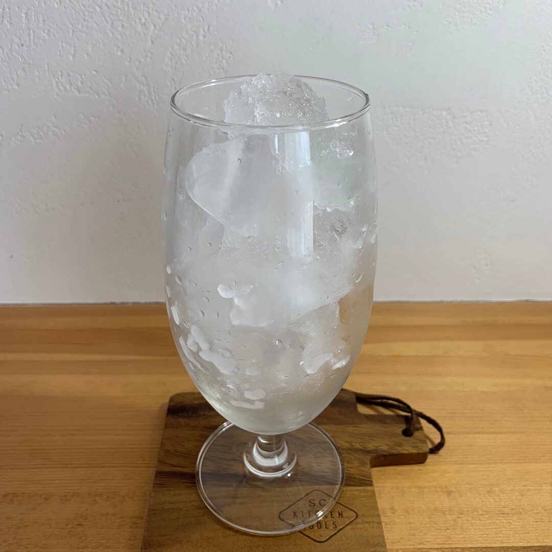 グラスに氷を入れています。
