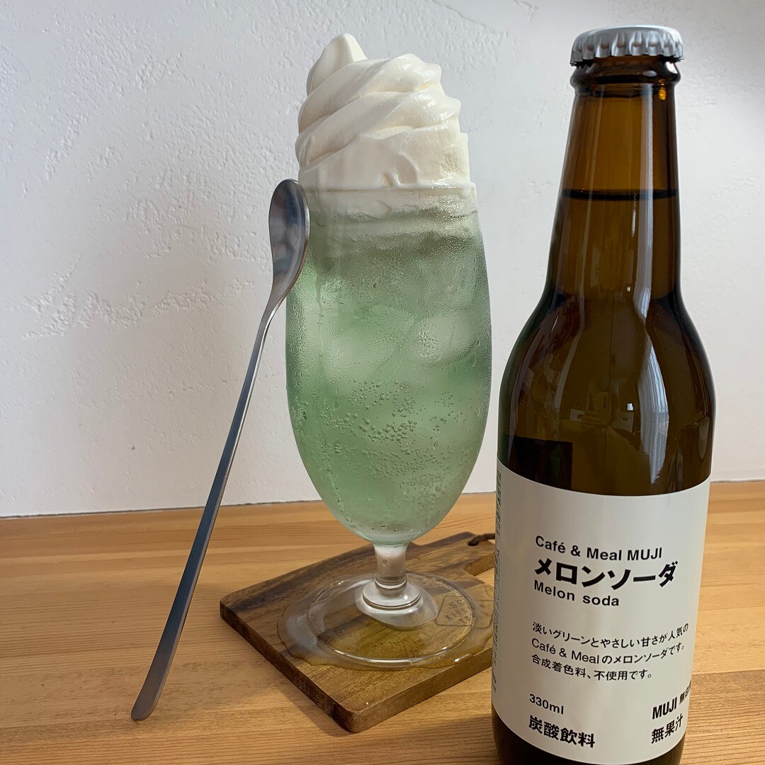 メロンソーダにアイスクリームをのせました。