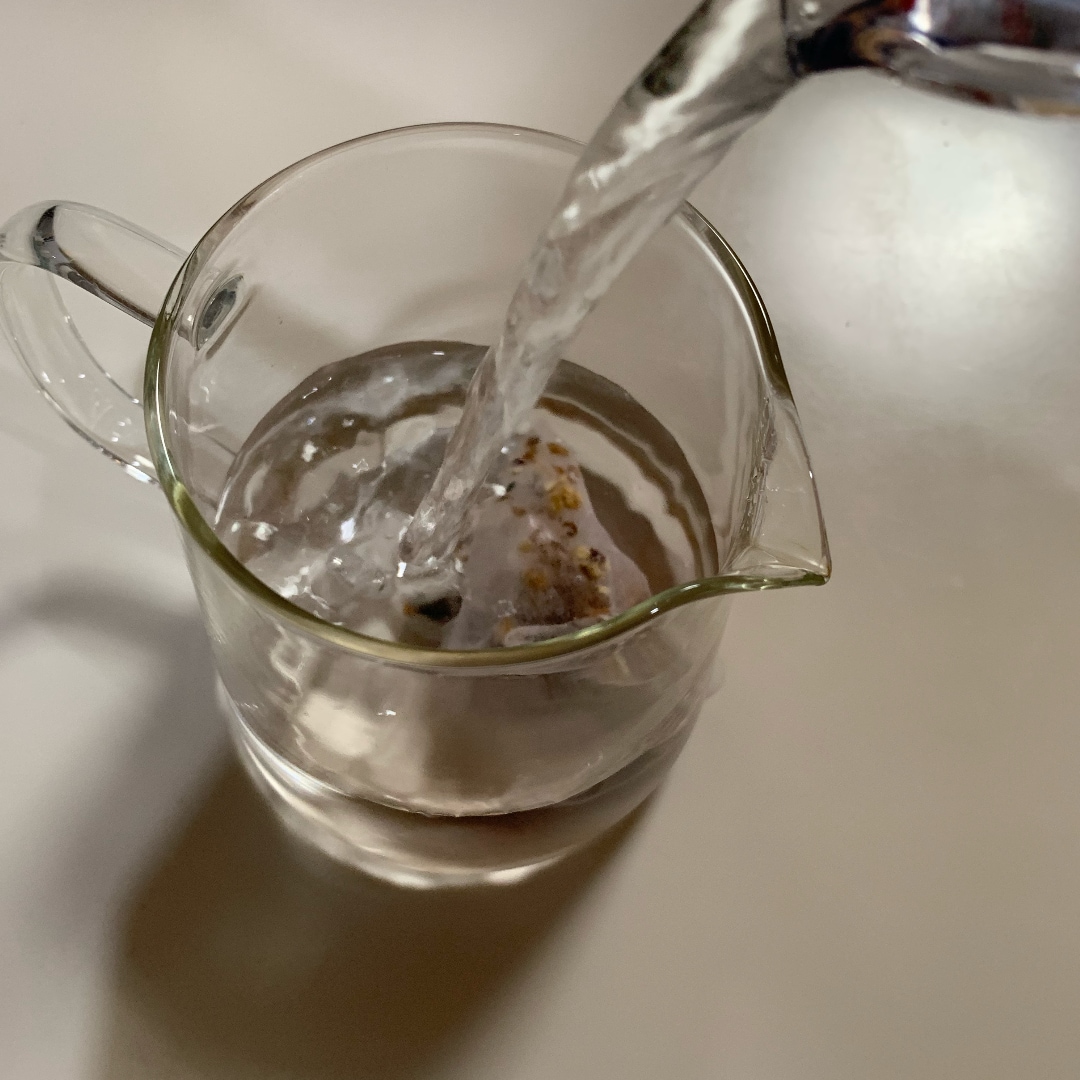 注ぐ