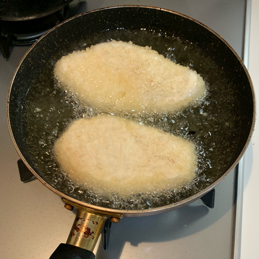 揚げられるカレーパン