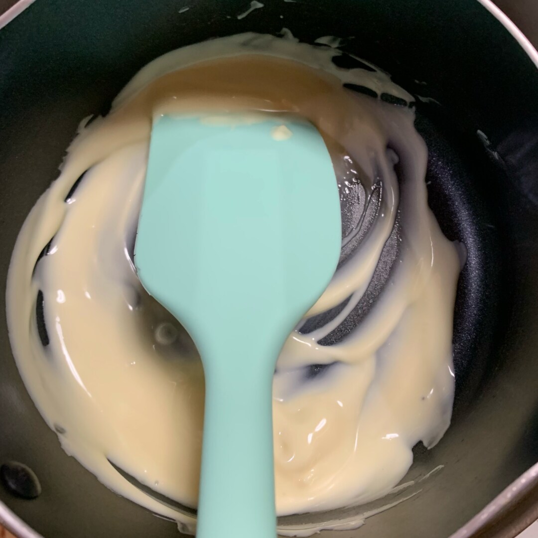 溶かされるホワイトチョコ