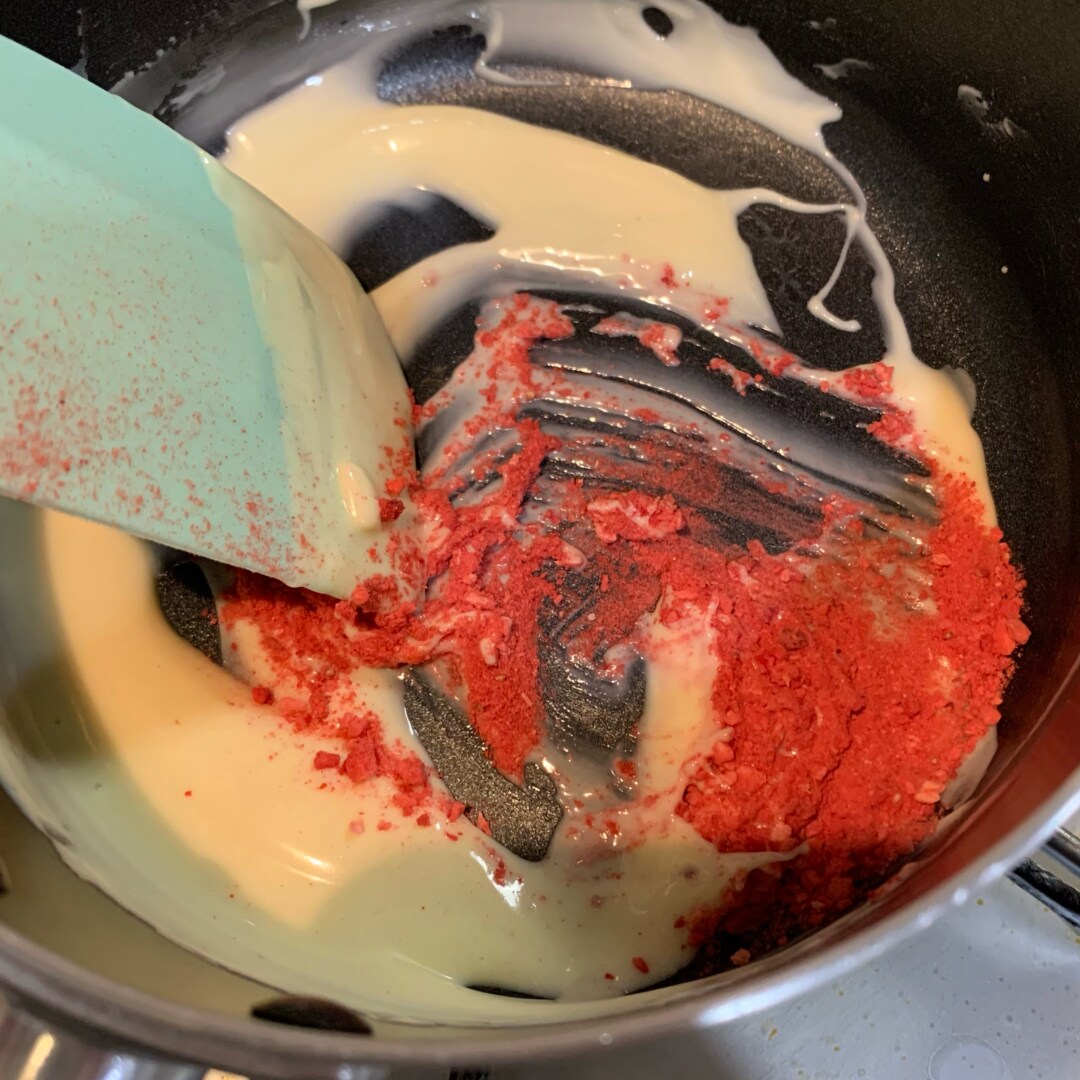 潰したフルーズドライいちごを混ぜられるホワイトチョコ