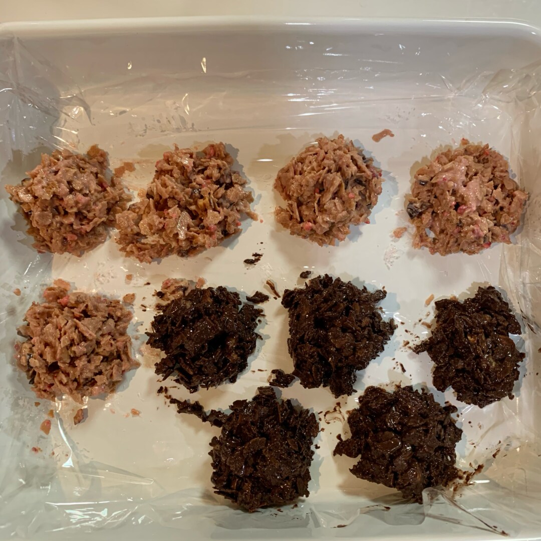 トレーの上で固められるクランチチョコ