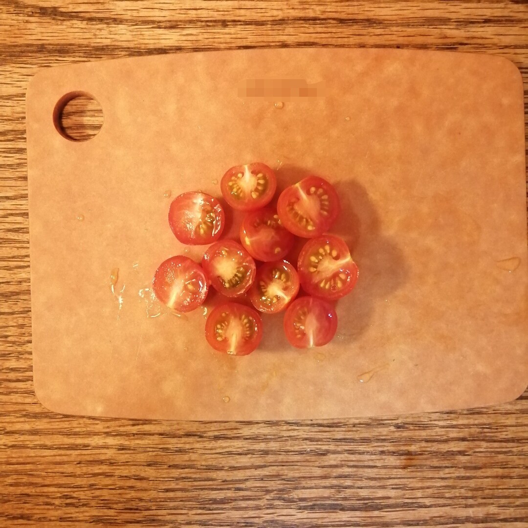 カットしたトマトの写真