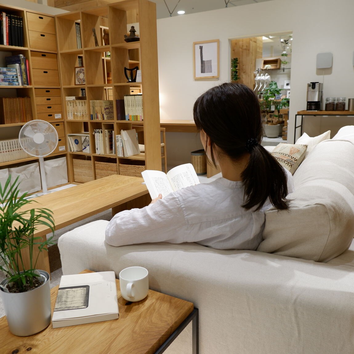 涼しい部屋でくるろぎ読書