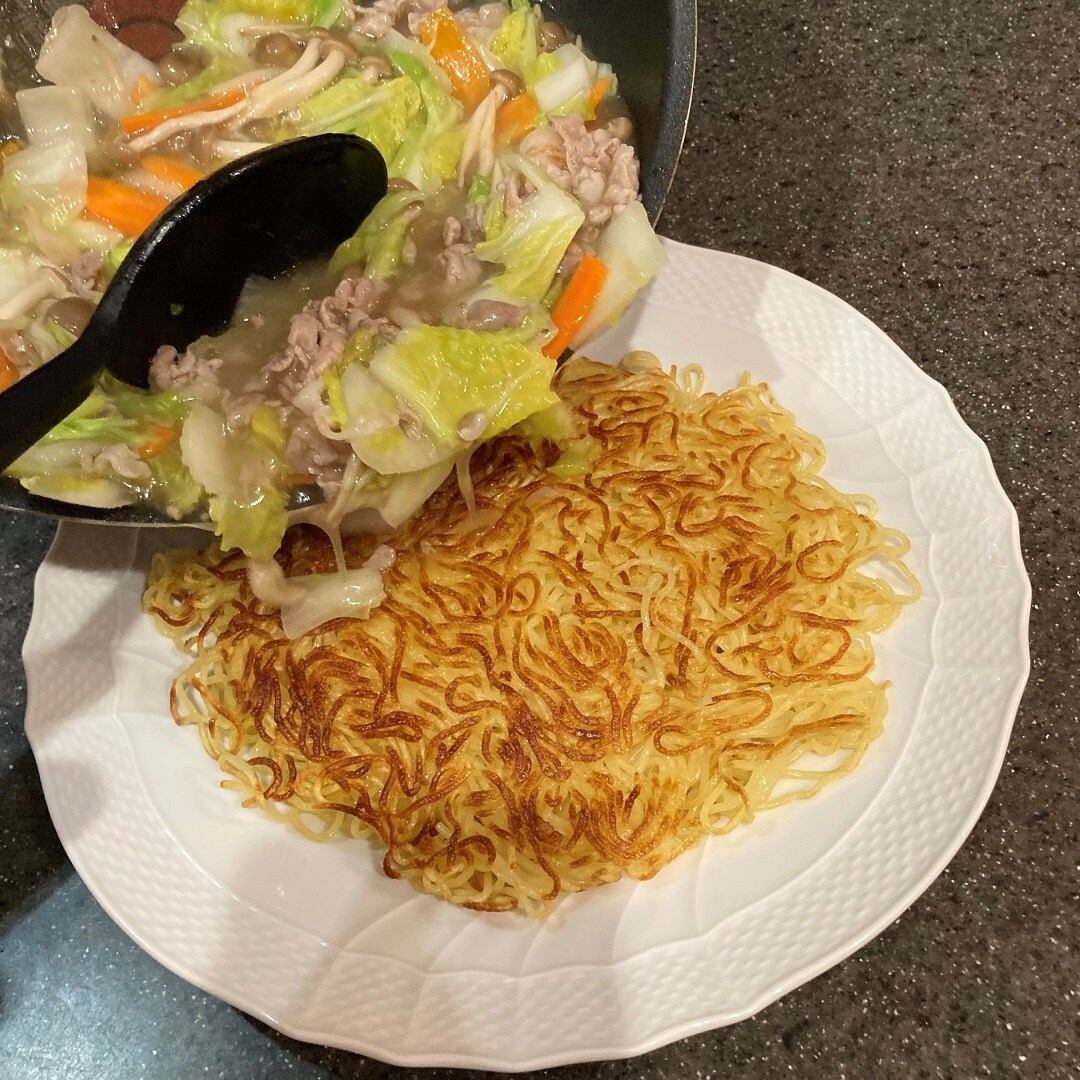 あんかけを盛り付けている画像