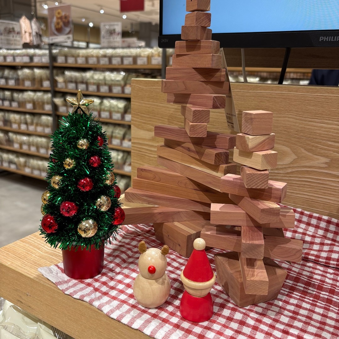 レッドシダーツリー大小凹凸