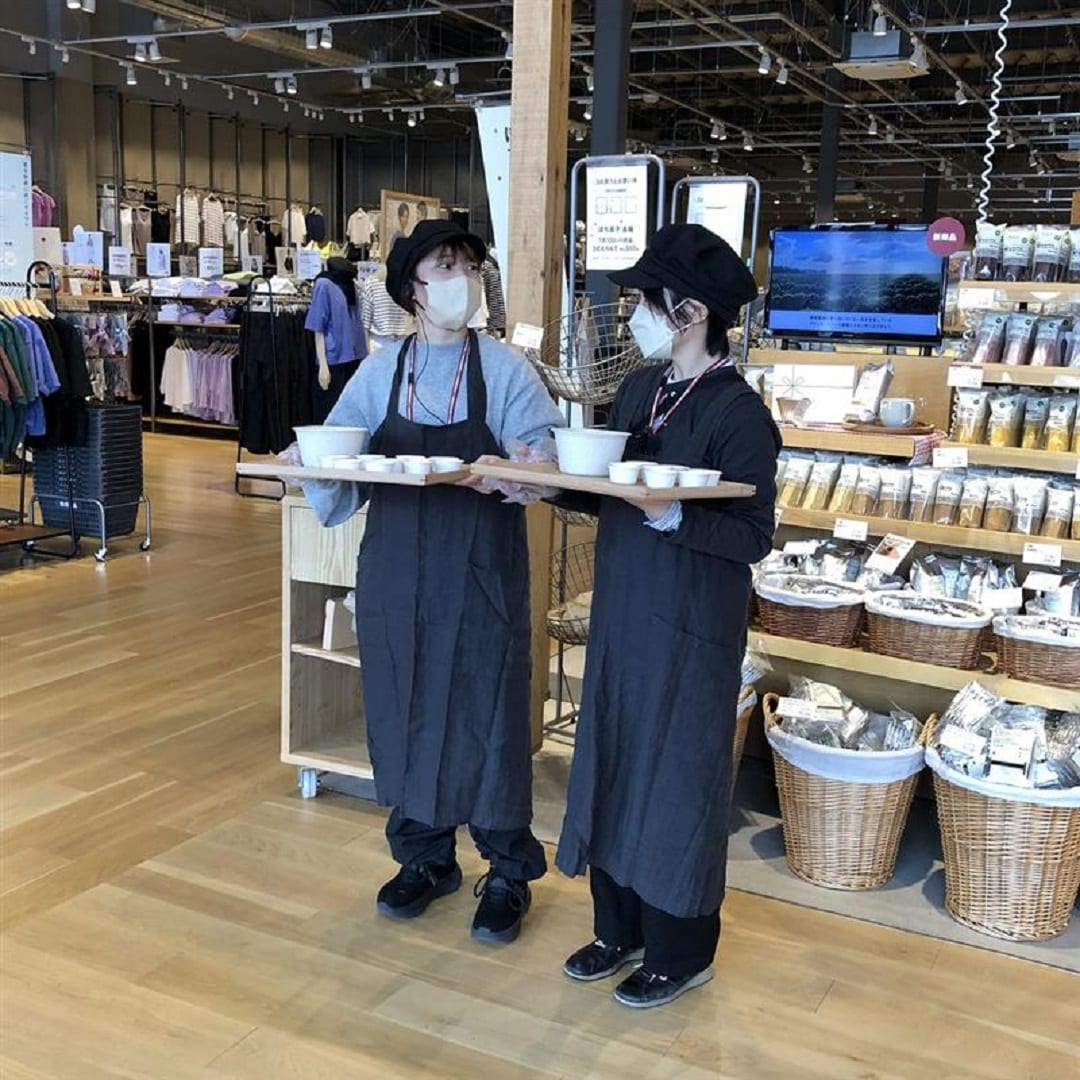 試食研修中のスタッフ２名