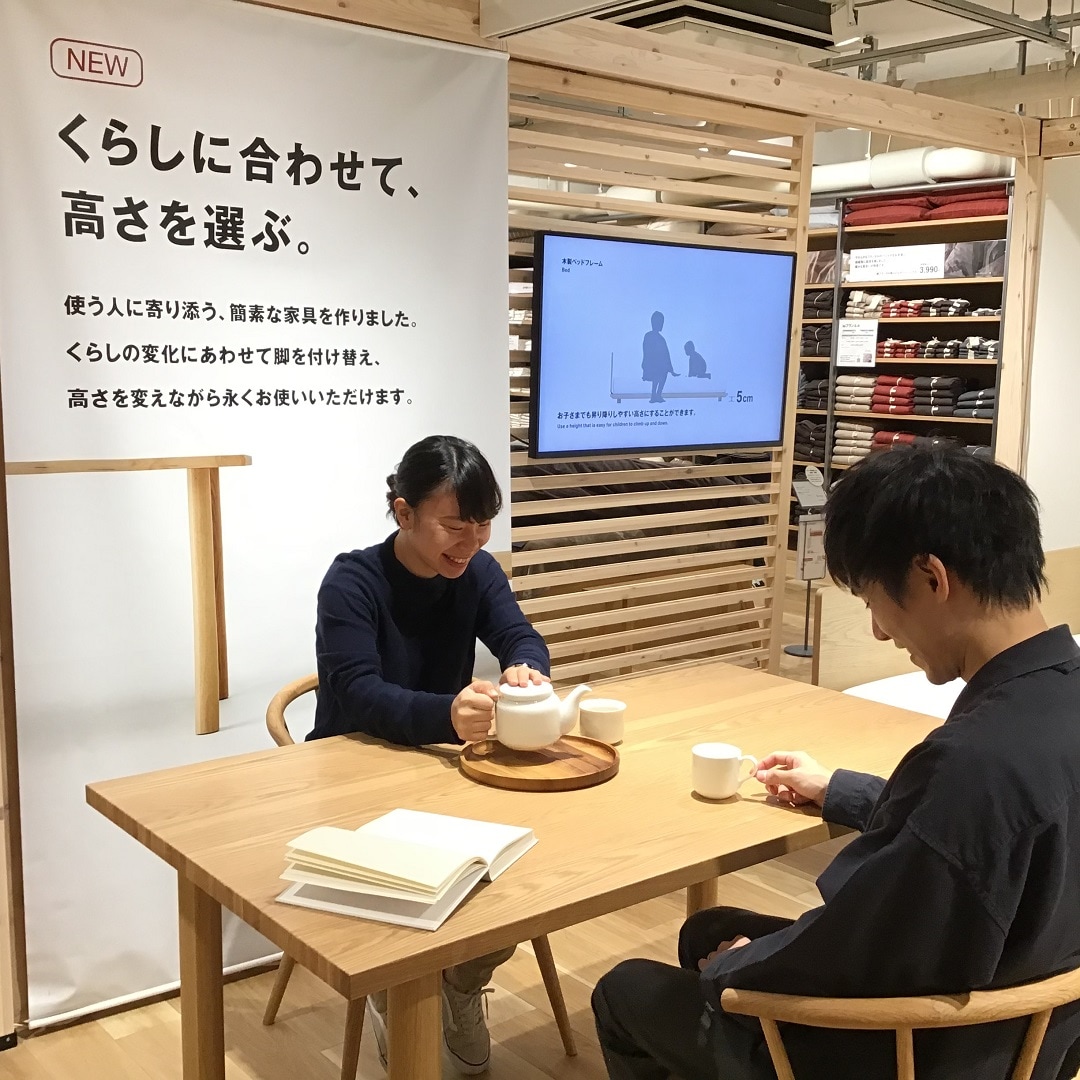 【マルヤガーデンズ鹿児島】板と脚でできた家具