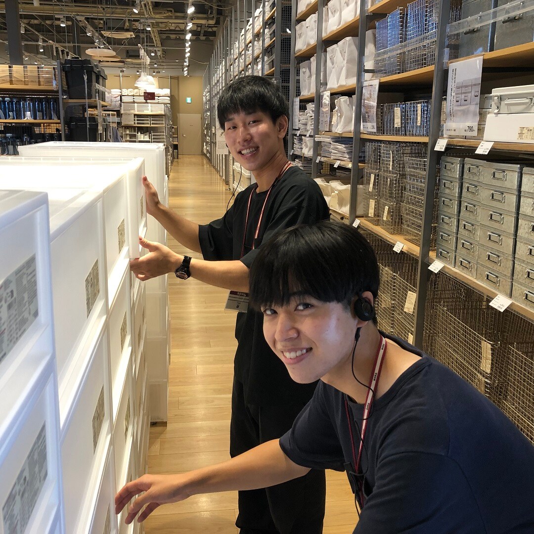 無印良品で働くスタッフ