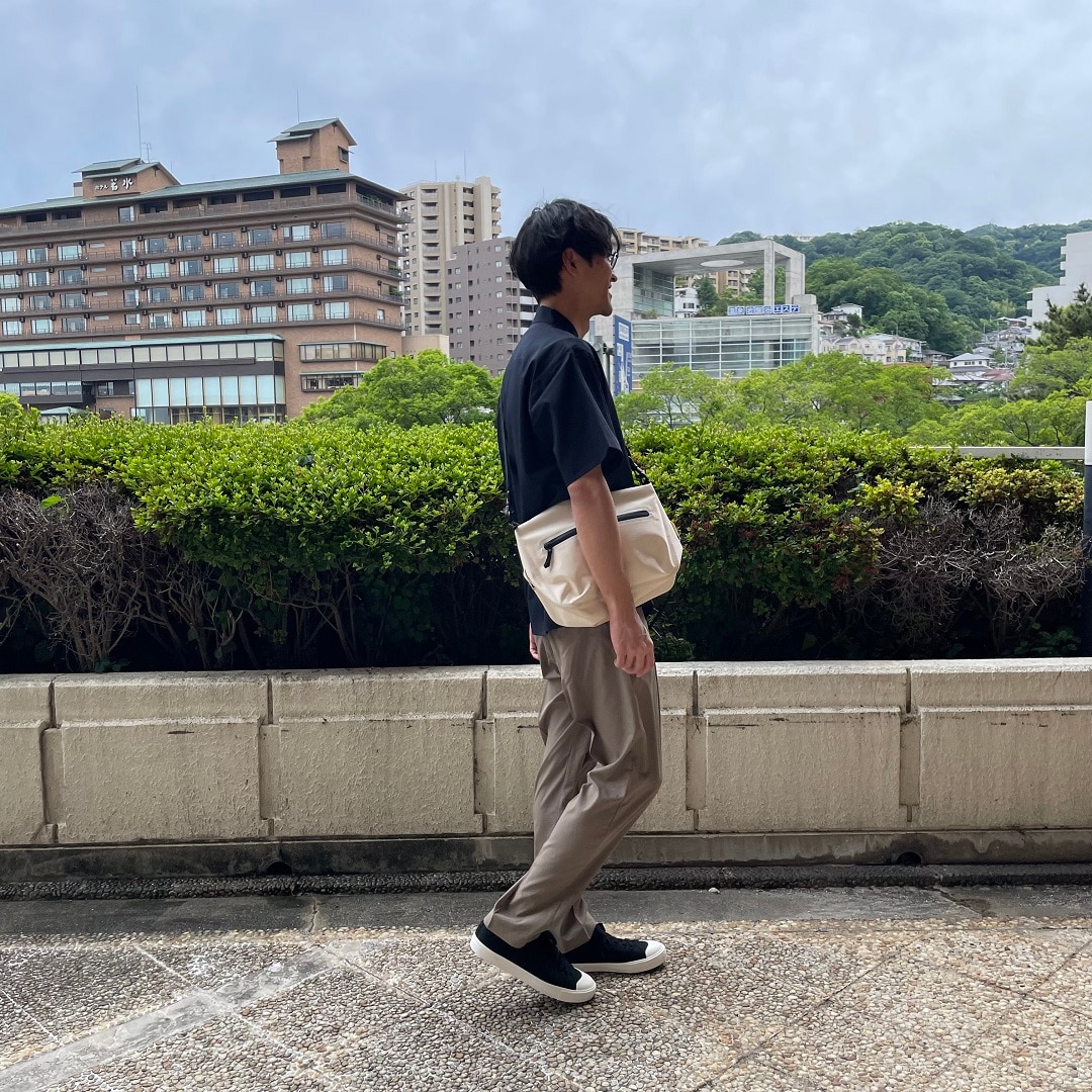 紳士服の紹介（右向き）