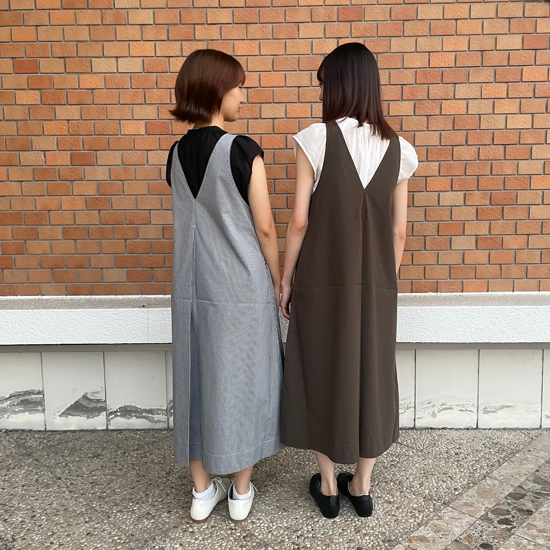 婦人　おたより　後ろ向き