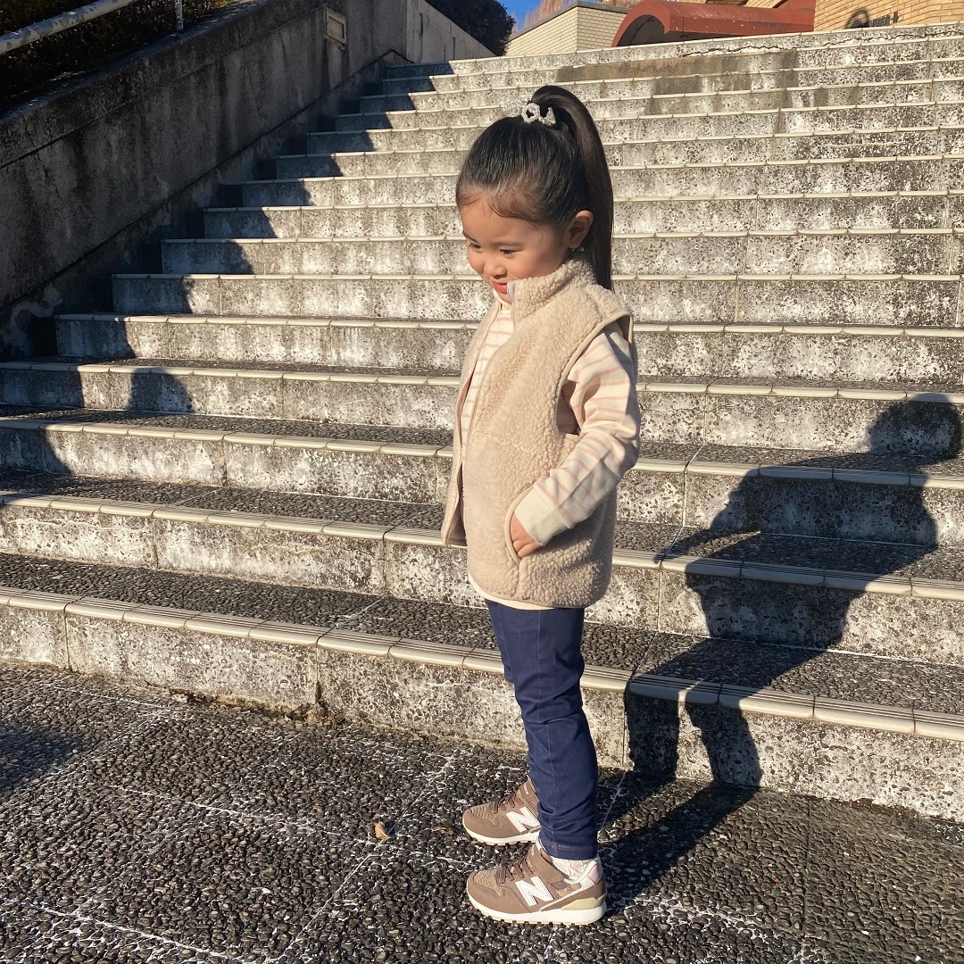 ＜キッズ＞ボアベストを着用した正面からの写真