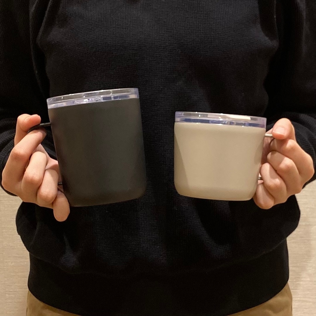 マグカップを手に持った様子