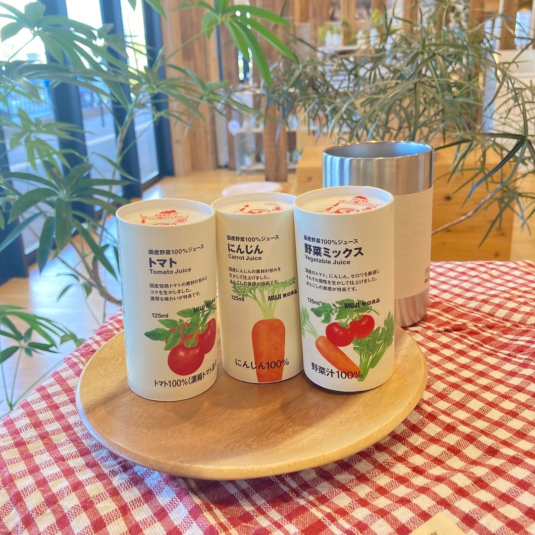 野菜ジュース、にんじんジュース、トマトジュースをもっている写真