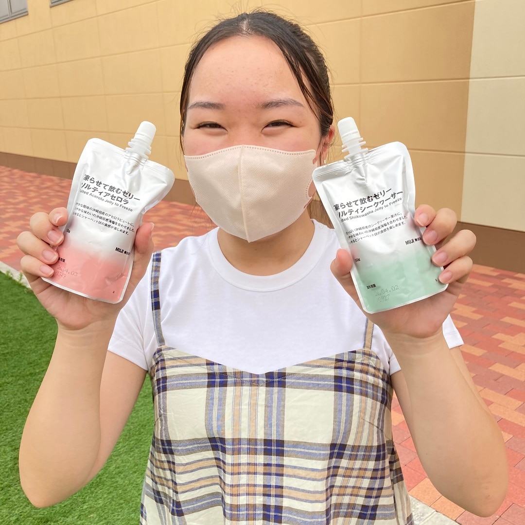凍らせて飲むゼリー２種類を女性がもっている