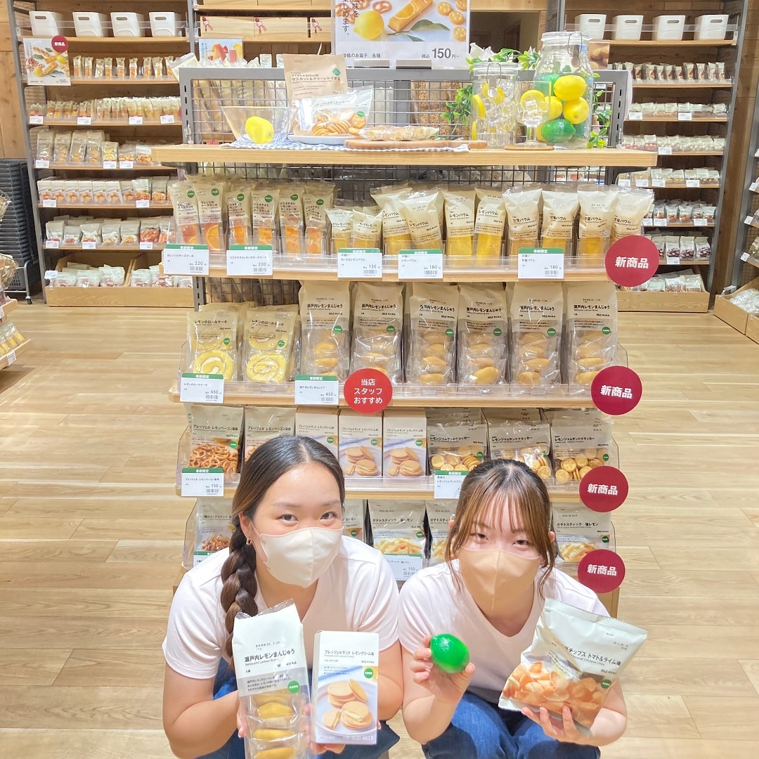 2人の女性がレモンのお菓子を持っています